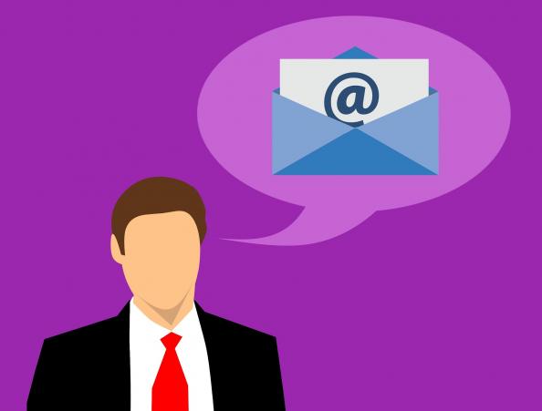 Man met gedachtebubbel met emailicoon